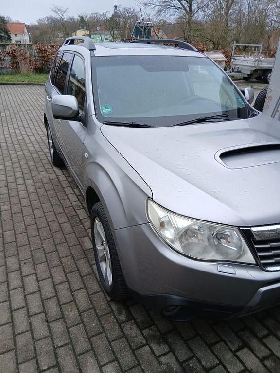 Gebraucht Subaru Forester Active 147 PS (108 kW) 2011 Silber SUV