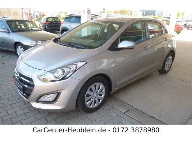 Gebraucht Hyundai i30 Classic 101 PS (74 kW) 2017 White sand (metallic) Limousine