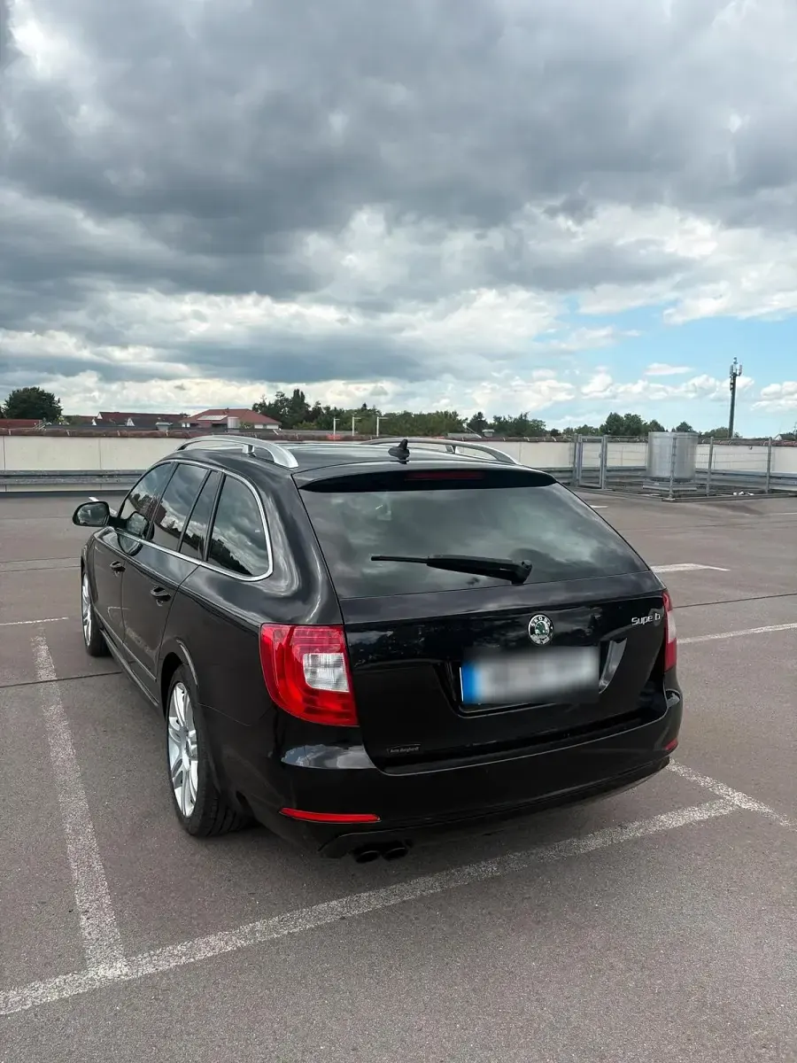 Gebraucht Skoda Superb 170 PS (125 kW) 2011 Schwarz Kombi