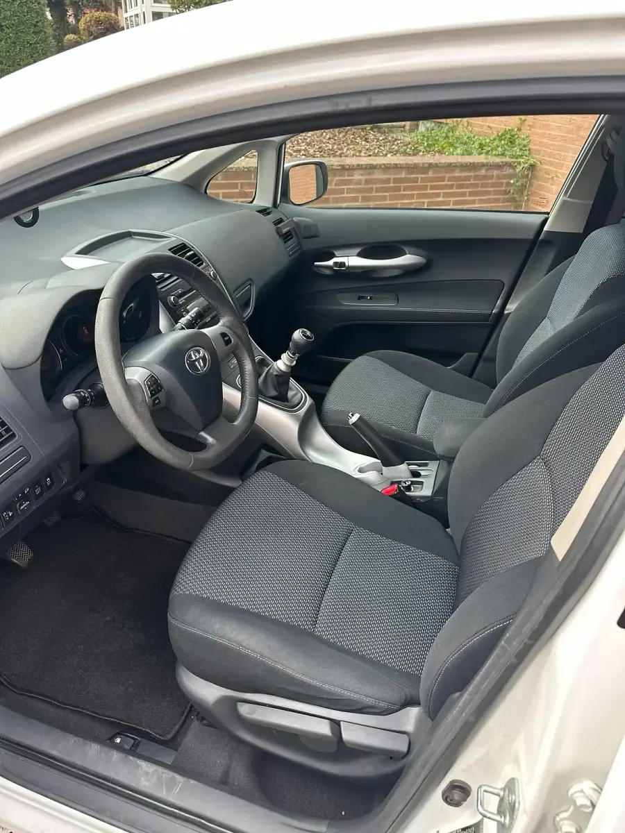 Gebraucht Toyota Auris 99 PS (72 kW) 2011 Weiß Kleinwagen