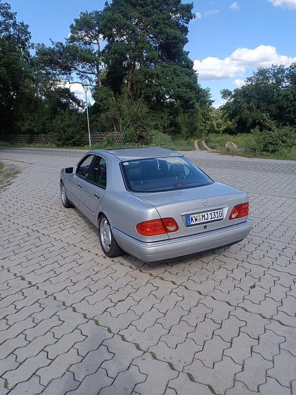 Gebraucht Mercedes E430 279 PS (205 kW) 1997 Silber Limousine