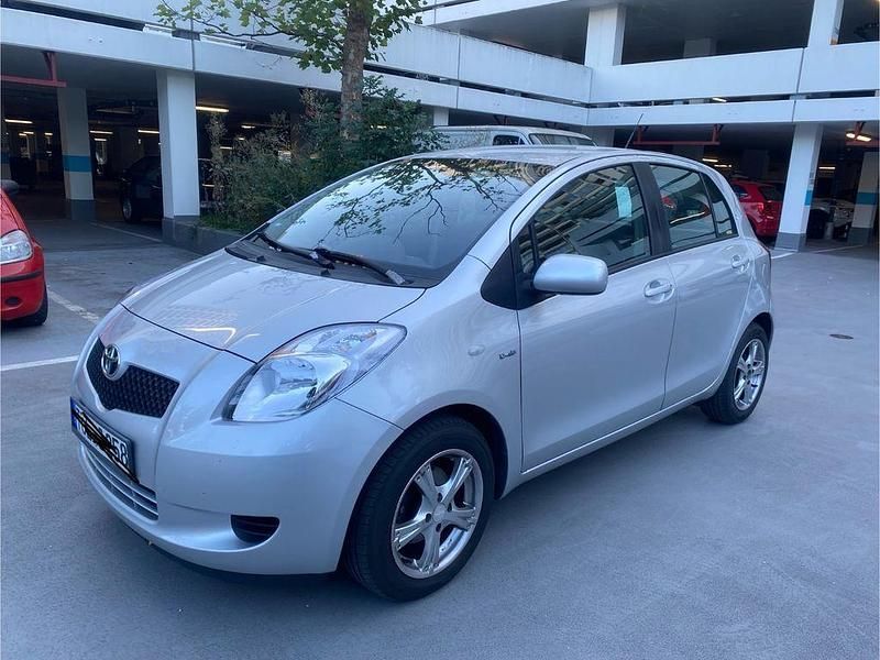 Grau Gebraucht 2007 Toyota Yaris Luna Limousine | 2.400 € (Fairer Preis) - Bild 1/4