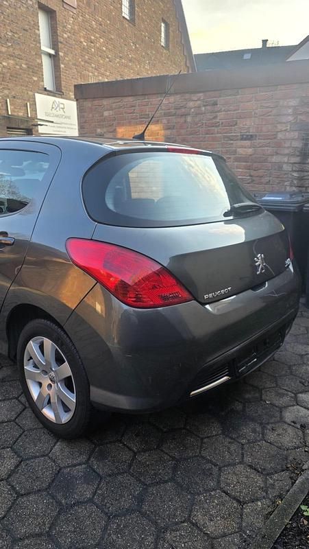 Gebraucht Peugeot 308 110 PS (80 kW) 2011 Schwarz Kleinwagen