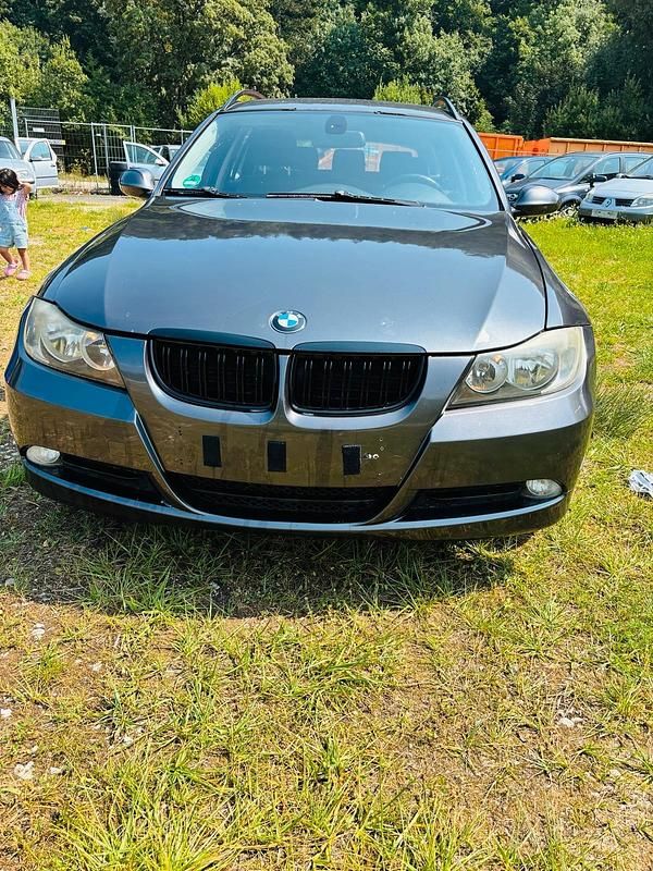 Grau Gebraucht 2009 BMW 320 Kombi | 2.600 € (Superpreis) - Bild 1/4