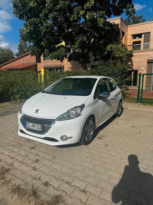 Weiß Gebraucht 2013 Peugeot 208 Allure Kleinwagen | 5.500 € (Fairer Preis) - Bild 1/4