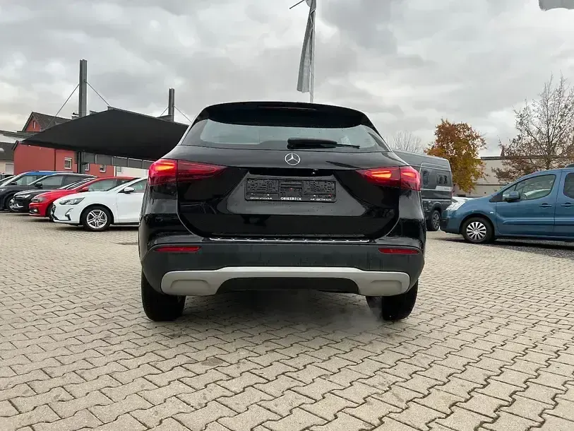 Używany Mercedes GLA180 2024 Czarny SUV