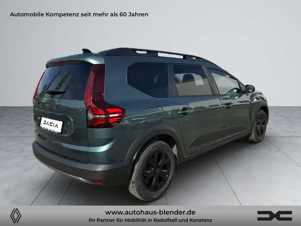 Neu Dacia Jogger Extreme 141 PS (103 kW) 2026 Zedergrün Van / Kleinbus