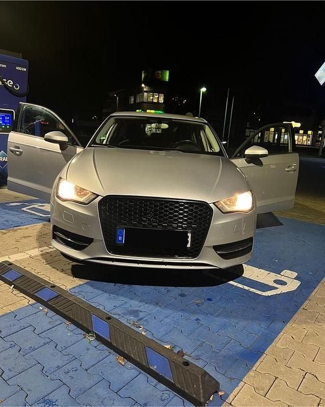 Silber Gebraucht 2014 Audi A3 Sportback Kleinwagen | 8.000 € - Bild 1/4