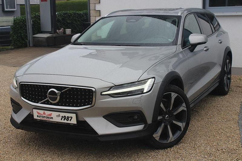 Grau Gebraucht 2022 Volvo V60 CC Plus Kombi | 37.990 € (Fairer Preis) - Bild 1/4