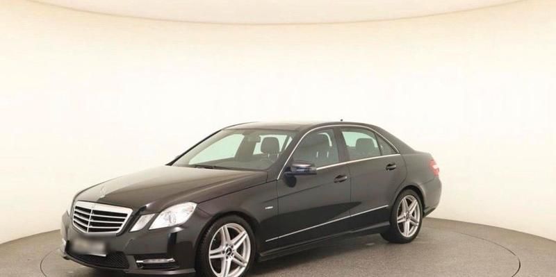 Schwarz Gebraucht 2011 Mercedes E200 Avantgarde Limousine | 11.500 € (Fairer Preis) - Bild 1/4