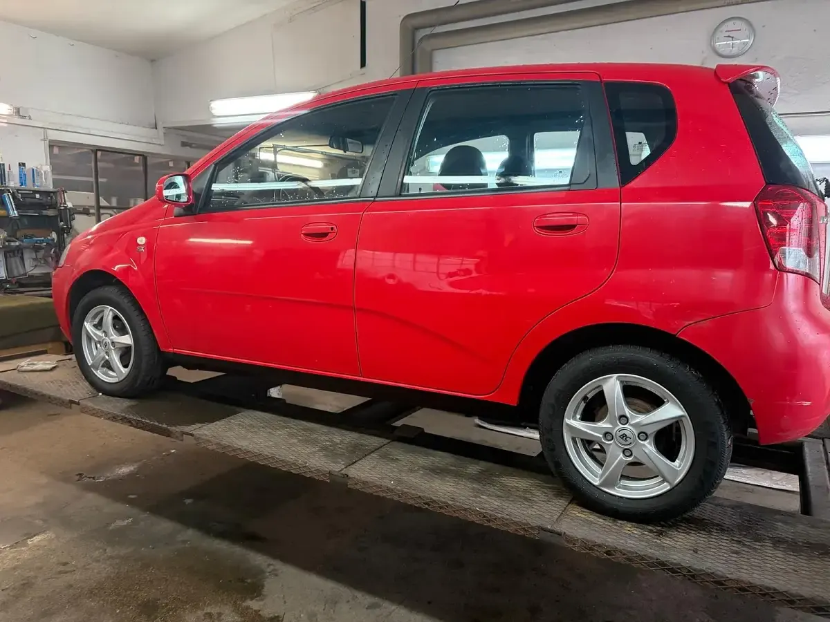 Gebraucht Chevrolet Kalos 90 PS (66 kW) 2007 Rot Kleinwagen