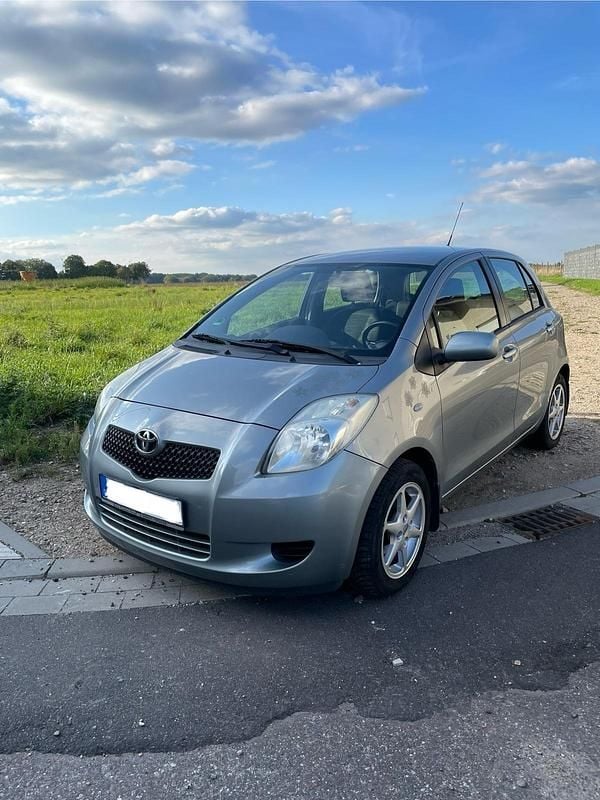 Grau Gebraucht 2006 Toyota Yaris Kleinwagen | 2.850 € (Guter Preis) - Bild 1/4