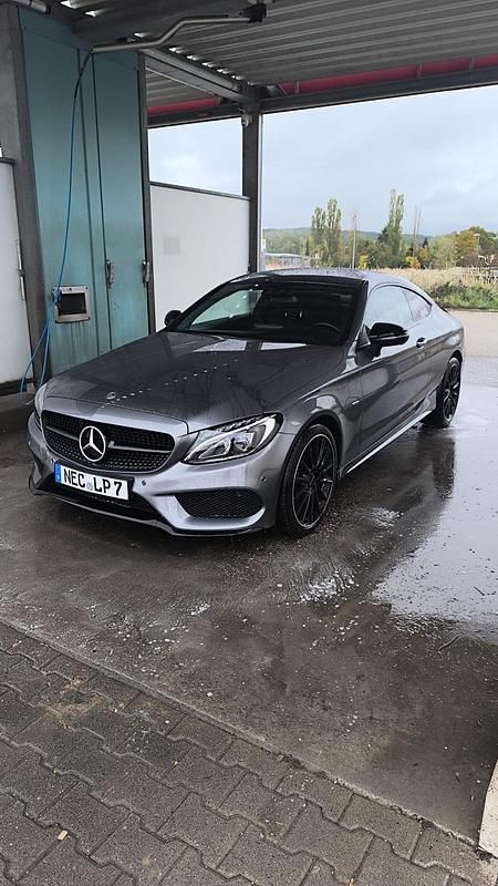 Grau Gebraucht 2017 Mercedes C200 AMG line Coupé | 29.450 € - Bild 1/4