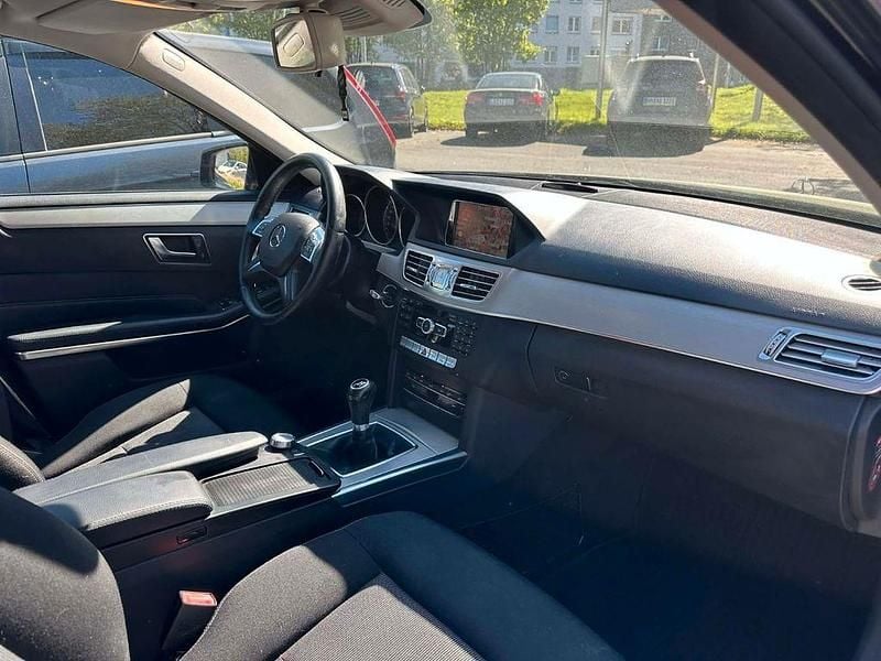 Gebraucht Mercedes E250 Avantgarde 204 PS (150 kW) 2013 Blau Limousine