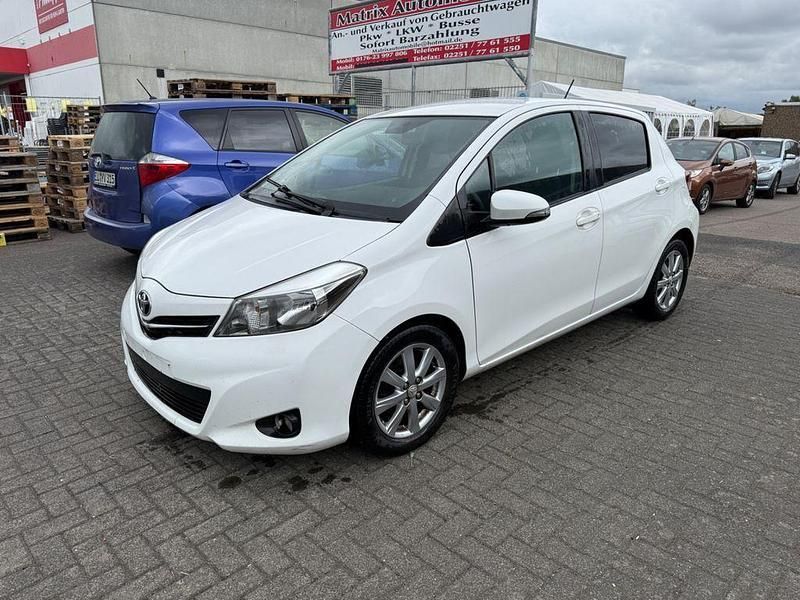 Weiß Gebraucht 2014 Toyota Yaris Cool Limousine | 5.299 € (Etwas zu teuer) - Bild 1/4