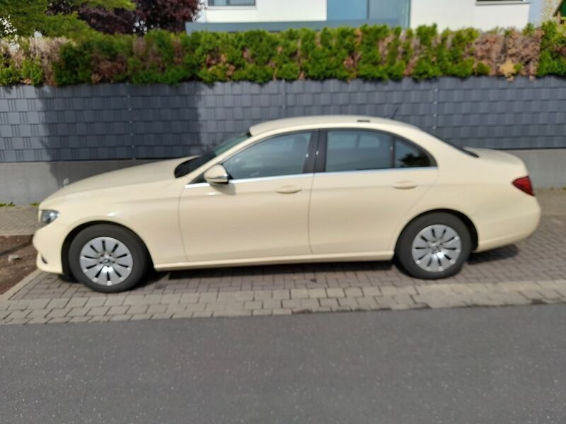Beige Gebraucht 2018 Mercedes E200 Limousine | 8.600 € - Bild 1/4