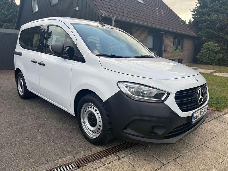 Weiß Gebraucht 2022 Mercedes Citan 110 Kombi | 20.900 € (Fairer Preis) - Bild 1/4