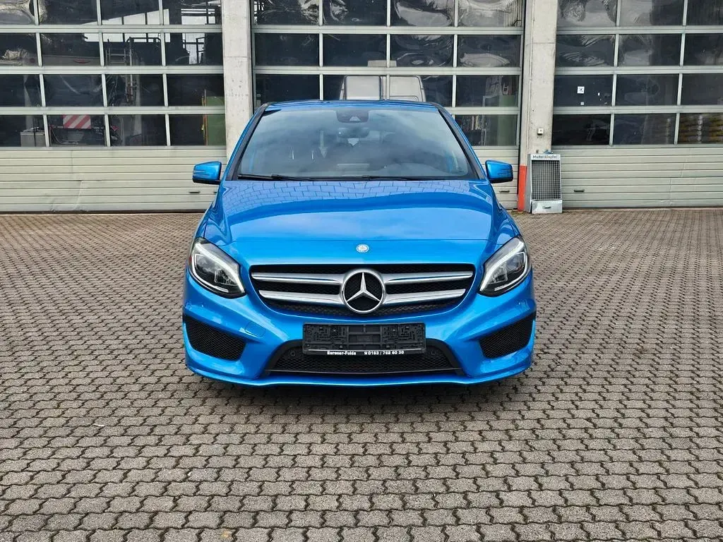 Gebraucht Mercedes B250 AMG line 211 PS (155 kW) 2017 Blau Kleinwagen