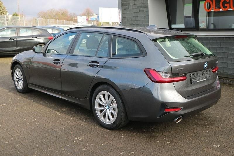 Gebraucht BMW 330e Advantage 184 PS (135 kW) 2022 Grau Kombi