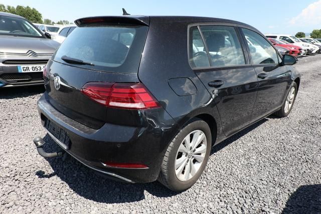 Deep black perleffekt deep black perleffekt Gebraucht 2020 VW Golf VII Comfortline Limousine | 17.660 € (Fairer Preis) - Bild 1/4