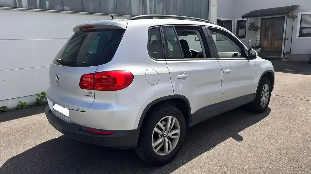 Gebraucht VW Tiguan Trendline 122 PS (89 kW) 2012 Silber SUV