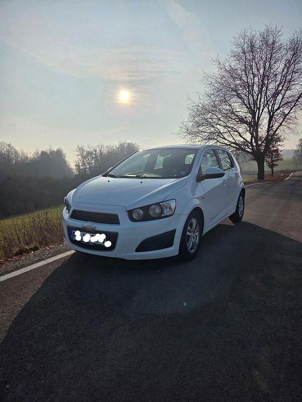 Weiß Gebraucht 2013 Chevrolet Aveo LT Kleinwagen | 4.500 € (Fairer Preis) - Bild 1/4