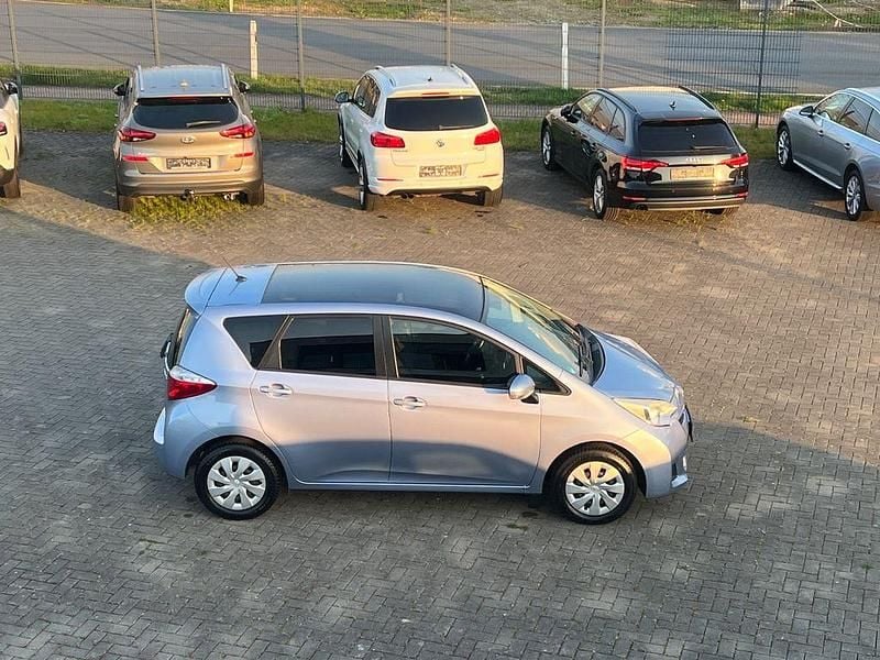 Gebraucht Toyota Verso-S Life 99 PS (72 kW) 2012 Blau Van / Kleinbus