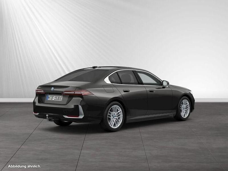 Gebraucht BMW 550e Comfort Edition 489 PS (359 kW) 2024 Sophistograu brillanteffekt metallic Limousine
