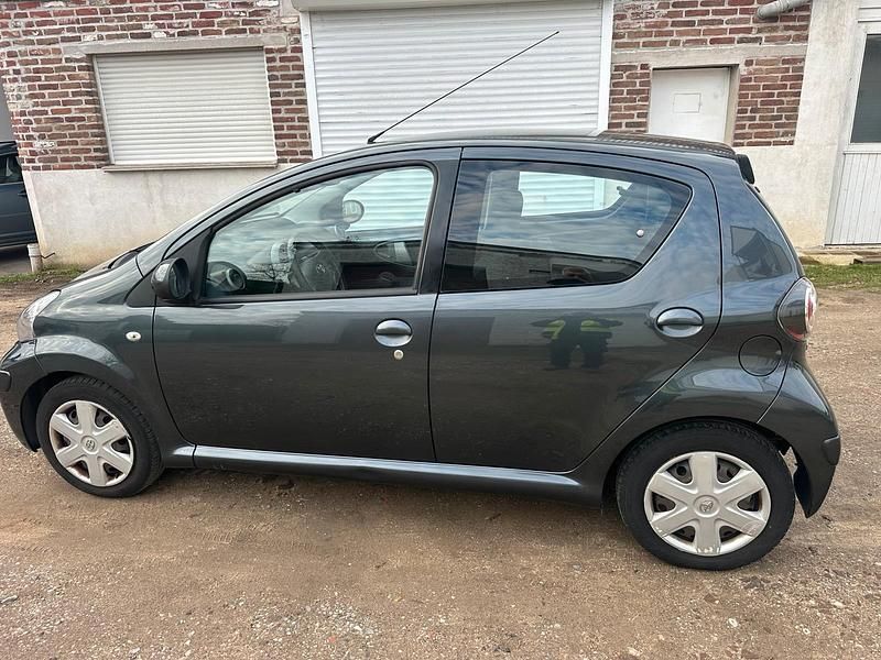Gebraucht Toyota Aygo 68 PS (50 kW) 2011 Grau Kleinwagen