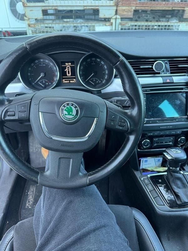 Gebraucht Skoda Superb Active 170 PS (125 kW) 2012 Silber Kombi