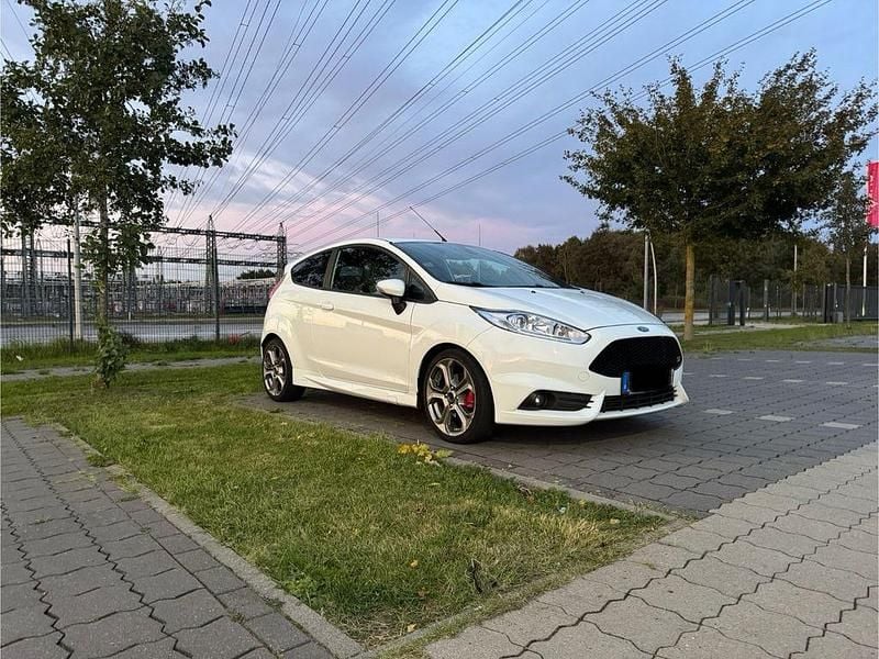 Weiß Gebraucht 2014 Ford Fiesta Sport Kleinwagen | 5.500 € (Superpreis) - Bild 1/4