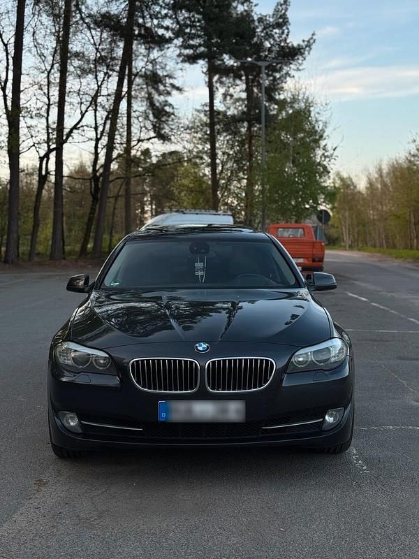Grau Gebraucht 2010 BMW 525 Limousine | 7.900 € (Fairer Preis) - Bild 1/4