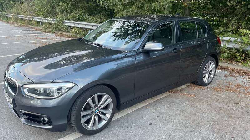 Grau Gebraucht 2019 BMW 118 Kleinwagen | 14.299 € (Superpreis) - Bild 1/4