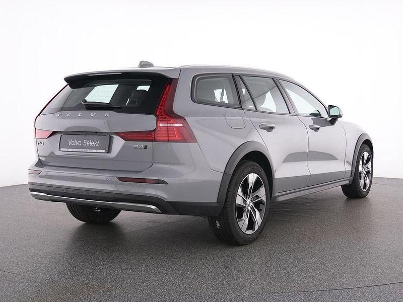Gebraucht Volvo V60 CC Plus 197 PS (144 kW) 2024 Grau vapour grey / metallic Kombi