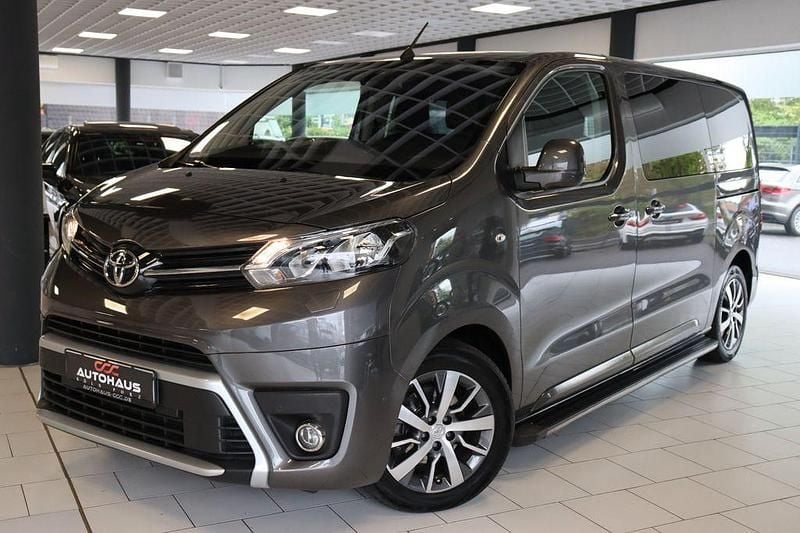 Grau Gebraucht 2022 Toyota Proace Verso Comfort Kombi | 25.900 € (Superpreis) - Bild 1/4