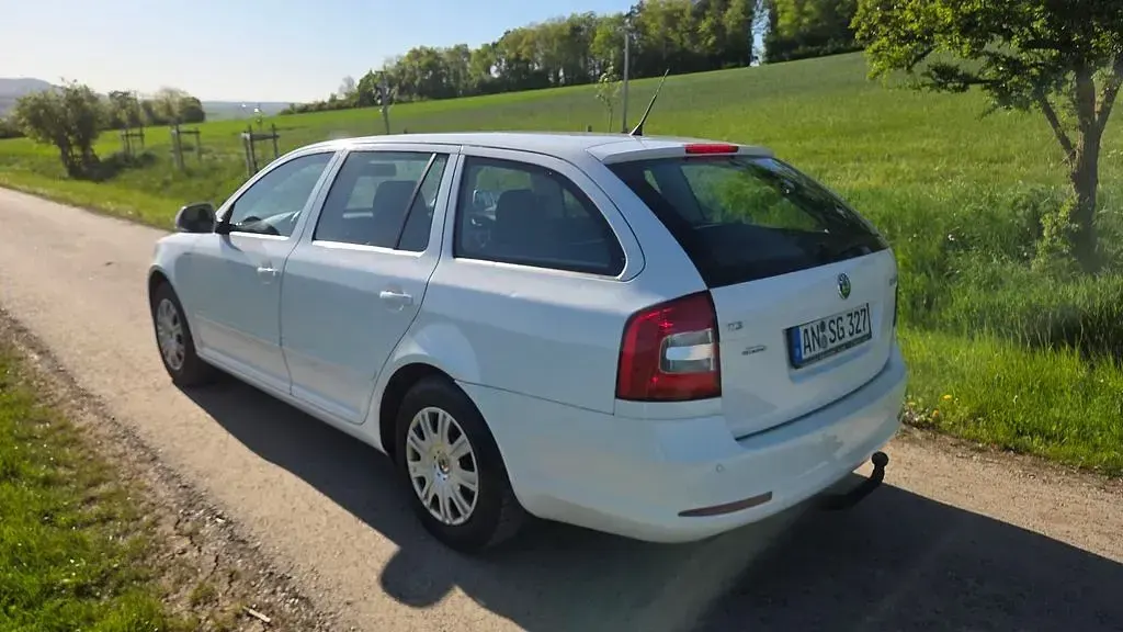 Gebraucht Skoda Octavia Ambition 105 PS (77 kW) 2012 Weiß Kombi