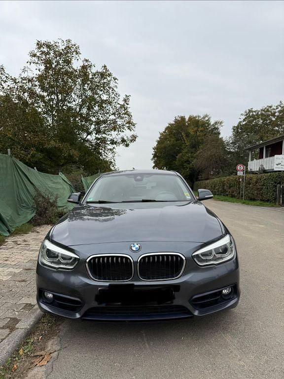Grau Gebraucht 2015 BMW 118 Sport Line Kleinwagen | 9.500 € (Fairer Preis) - Bild 1/4