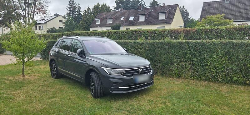 Grau Gebraucht 2022 VW Tiguan Active SUV | 22.700 € (Superpreis) - Bild 1/4