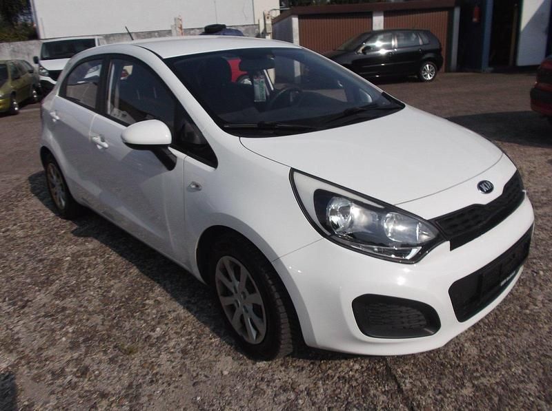 Używany Kia Rio 85 KM (62 kW) 2014 Biały Hatchback
