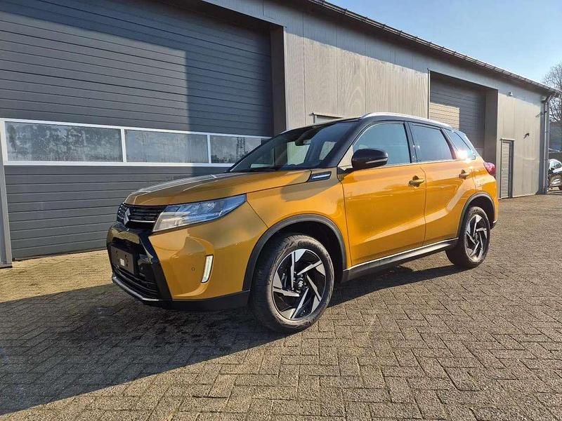 Solar yellow pearl metallic Neu 2025 Suzuki Vitara Comfort+ SUV | 25.090 € (Fairer Preis) - Bild 1/4