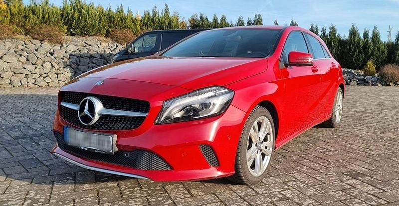 Rot Gebraucht 2016 Mercedes A160 Limousine | 13.299 € (Fairer Preis) - Bild 1/4