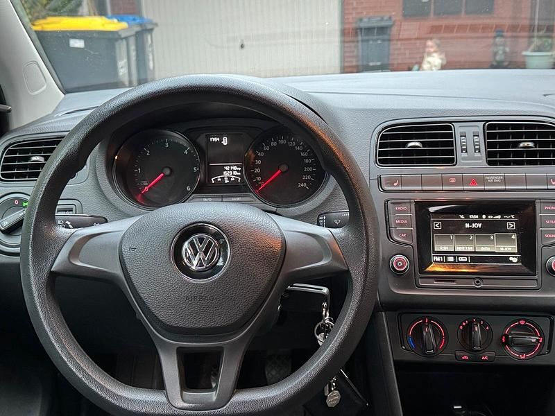 Gebraucht VW Polo Trendline 75 PS (55 kW) 2016 Blau Kleinwagen