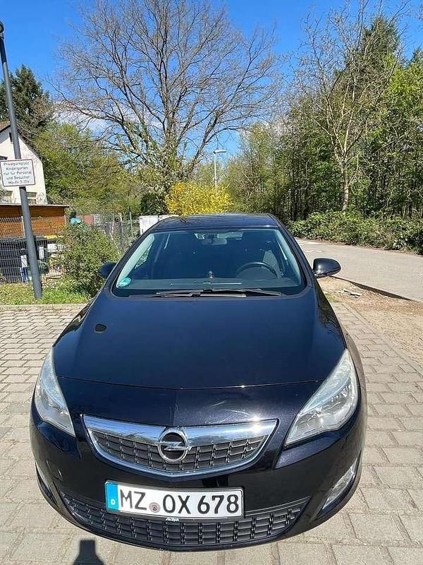 Gebraucht Opel Astra Edition 116 PS (85 kW) 2011 Schwarz Limousine