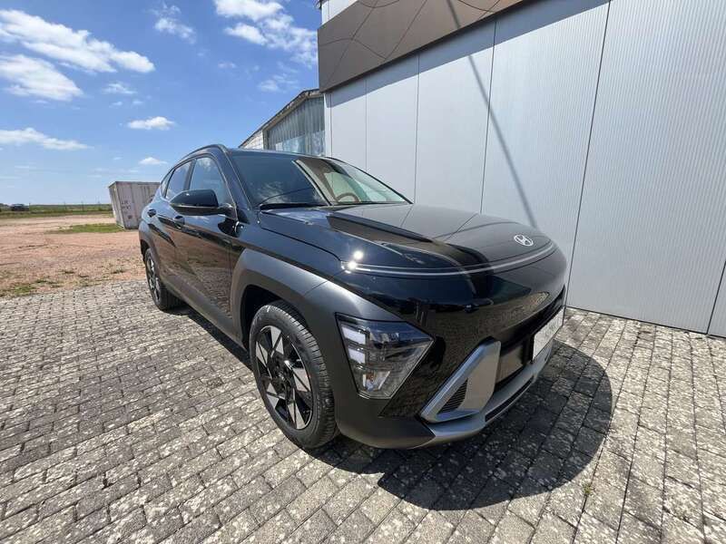 Abyss black Neu 2025 Hyundai Kona Trend SUV | 31.940 € (Fairer Preis) - Bild 1/4