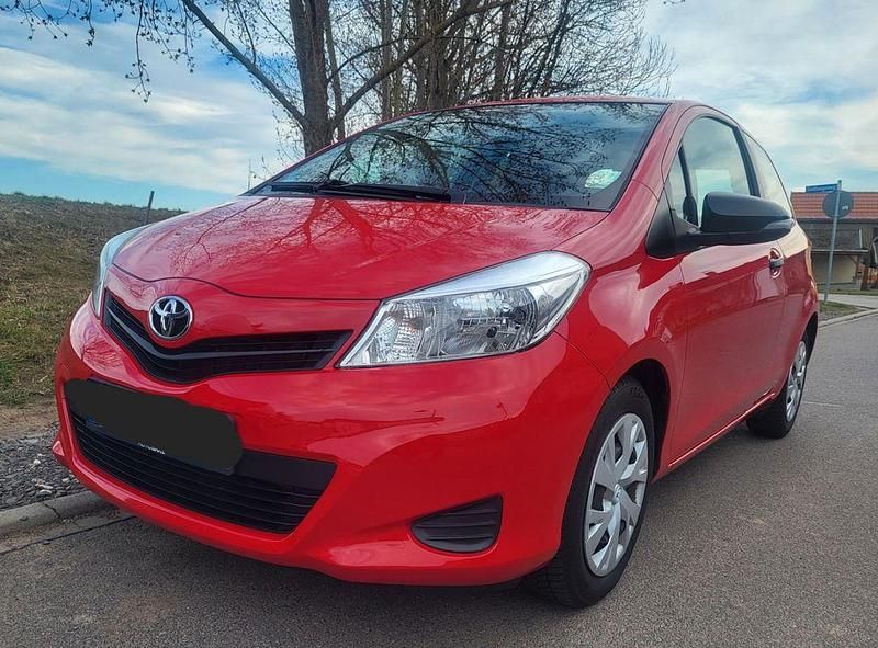 Gebraucht Toyota Yaris 69 PS (50 kW) 2014 Rot Kleinwagen