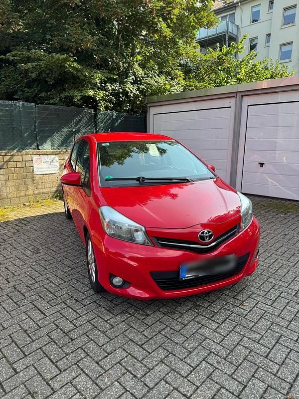 Rot Gebraucht 2012 Toyota Yaris Kleinwagen | 5.000 € (Guter Preis) - Bild 1/4