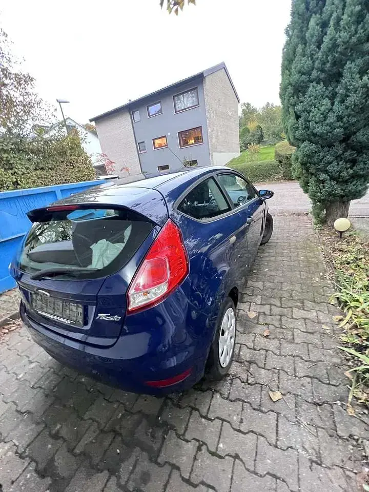 Gebraucht Ford Fiesta Titanium 60 PS (44 kW) 2015 Blau Kleinwagen