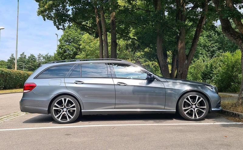 Grau Gebraucht 2016 Mercedes E220 Kombi | 17.850 € (Fairer Preis) - Bild 1/4