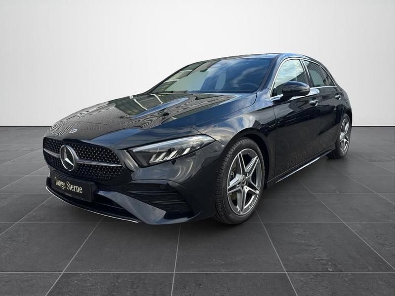 Metalliclack kosmosschwarz Gebraucht 2024 Mercedes A200 AMG Limousine | 31.900 € (Fairer Preis) - Bild 1/4