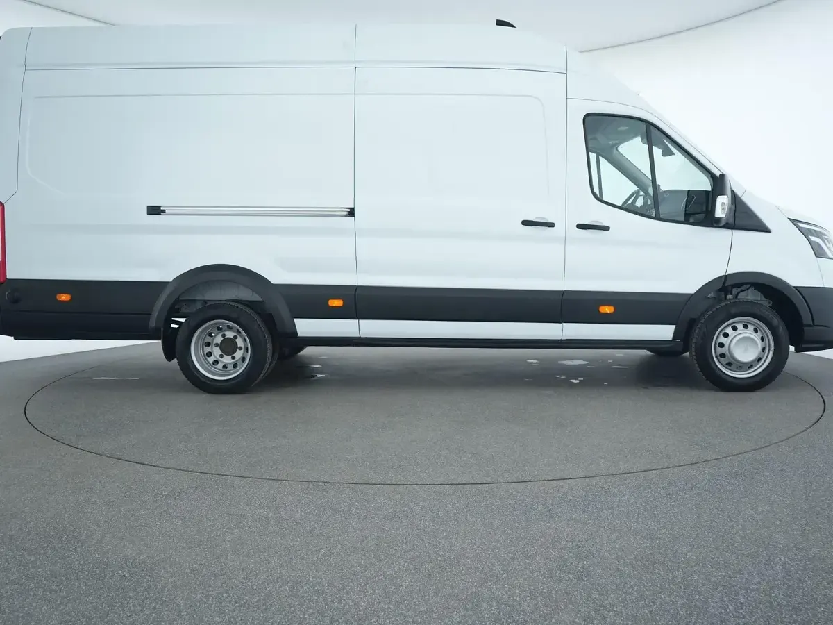 Käytetty Ford Transit 170 HP (125 kW) 2024 Valkoinen Tila-auto